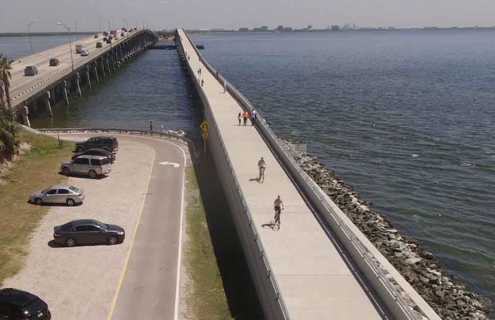 Bridge with pedestrians and cyclists